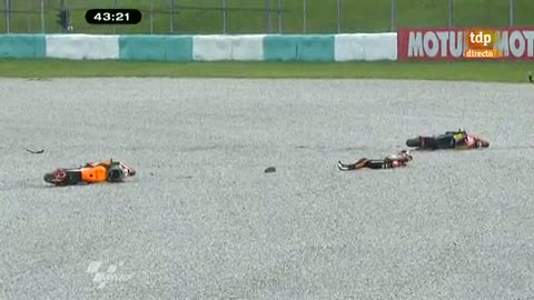 Ver v&iacute;deo  'M&aacute;rquez se estrena con ca&iacute;da en Sepang'