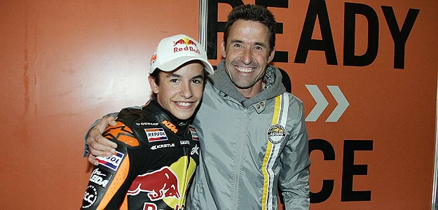 Marc M&aacute;rquez y su padre, Juli&agrave;, celebraron la 'pole' en el box de KTM.