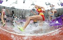 Marta Domínguez afrontando la ría en los 3.000 metros obstáculos Marta Domínguez afrontando la ría en los 3.000 metros obstáculos