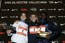 De izquierda a derecha posan en el podio despu&eacute;s de la carrera San Silvestre Vallecana, la espa&ntilde;ola Diana Mart&iacute;n, segunda en la competencia; la espa&ntilde;ola, Marta Dom&iacute;nguez, ganadora de la categor&iacute;a femenina y la keniata Eunice Jepkorir, tercer puesto.