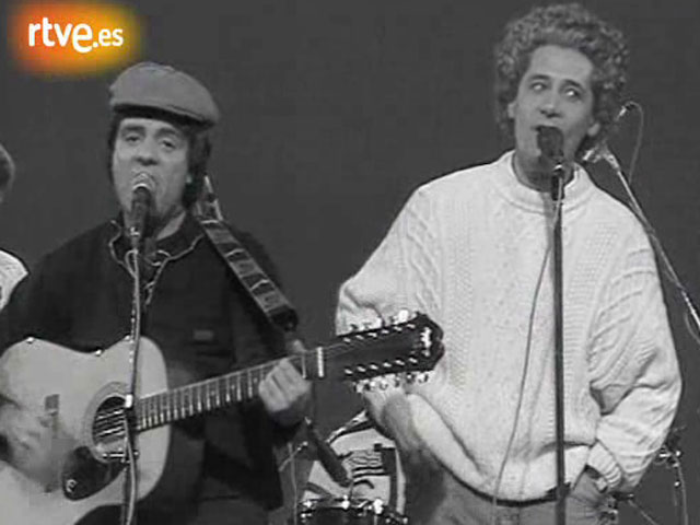 Martes y Trece imitan a Simon y Garfunkel