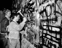 A martillazos contra el muro.
