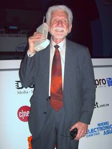 Martin Cooper, inventor del tel&eacute;fono m&oacute;vil, presenta el primer dispositivo en 1983.