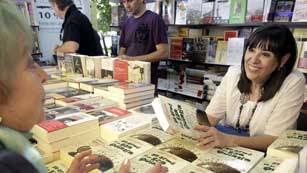 Ver v&iacute;deo  'M&aacute;s de 200 autores firman su obra en la Feria del Libro'