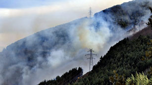 Ver v&iacute;deo  'M&aacute;s de 200 bomberos trabajan en la extinci&oacute;n de los incendios del Pirineo leridano'