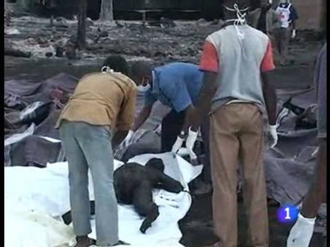 Ir al Video&nbsp;M&aacute;s de 200 muertos al explotar un cami&oacute;n cisterna en el Congo