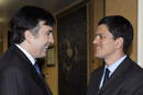 El presidente de Georgia, Mikheil Saakashvili, dialoga con el secretario Brit&aacute;nico de Exteriores, David Miliband, tras una reuni&oacute;n privada en Tiflis (Georgia) el 19 de agosto de 2008.