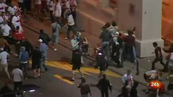 Ir al Video&nbsp;M&aacute;s de cien detenidos en los enfrentamientos entre aficionados polacos y rusos