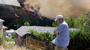 Ver v&iacute;deo  'M&aacute;s de diez incendios activos y entre ellos tres afectan a parques nacionales'