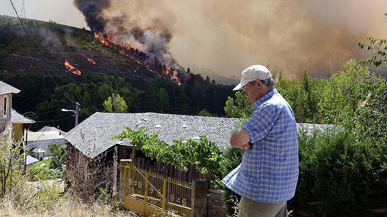M&aacute;s de diez incendios activos y entre ellos tres afectan a parques nacionales