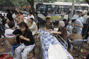M&aacute;s enfermos evacuados del hospital de Chongqing, en Sichuan (China)