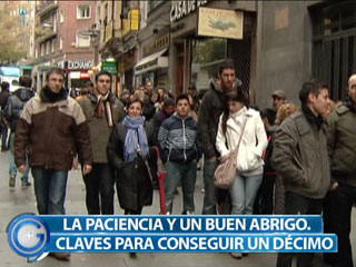 Ver v&iacute;deo  'Mas Gente- Historias de Navidad en la cola de la loter&iacute;a'