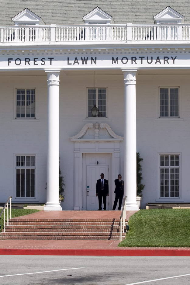 La polic&iacute;a custodia el Forest Lawn