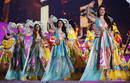 M&aacute;s participantes de Miss Mundo 2012 saludando al p&uacute;blico.