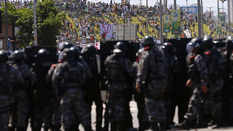 Siguen las protestas en Brasil y despliegan a polic&iacute;as de &eacute;lite