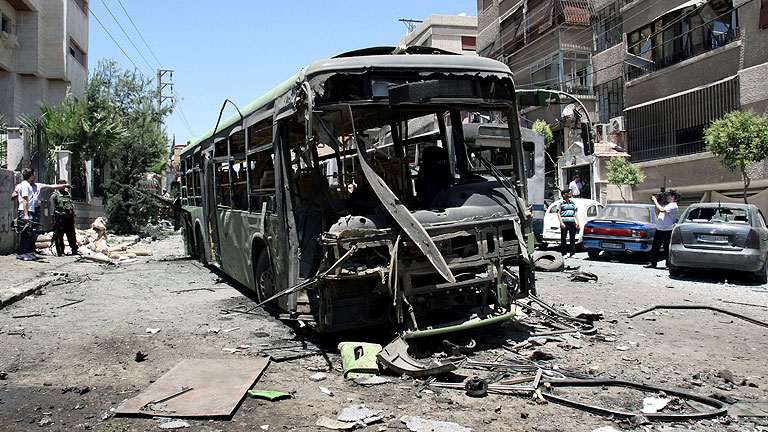 Los observadores de la ONU entran en la zona de la masacre en Hama