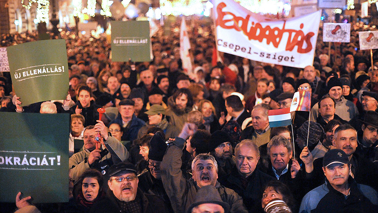 Masiva protesta en Hungr&iacute;a por los recortes democr&aacute;ticos de la nueva Constituci&oacute;n