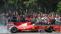 Ir al Video&nbsp;Massa presume de Ferrari en R&iacute;o de Janeiro