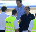 Massa saluda a los miembros de la tripulaci&oacute;n del avi&oacute;n antes de salir de Budapest.