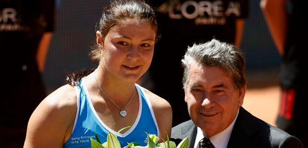 Safina recibe un ramo de flores de manos de Manolo Santana.