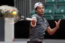 Albert Monta&ntilde;&eacute;s golpea la bola durante el partido frente al austriaco Jurgen Melzer.
