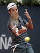 Albert Monta&ntilde;&eacute;s golpea la bola durante el partido frente al austriaco Jurgen Melzer.
