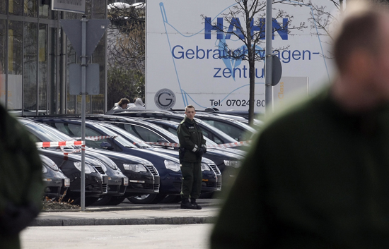 Un joven de 17 a&ntilde;os  ha entrado armado en una escuela de Winnenden, Alemania, y ha matado a 12 personas