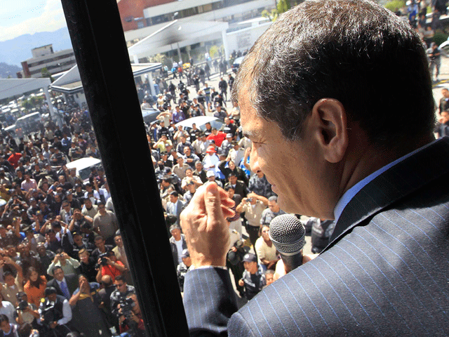 Correa: "Si quieren matar al presidente, aqu&iacute; est&aacute;"