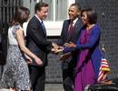 El matrimonio Obama llega al n&uacute;mero 10 de Downing Street para reunirse con el primer ministro brit&aacute;nico y su esposa