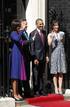 El matrimonio Obama saluda junto al primer ministro brit&aacute;nico y su mujer