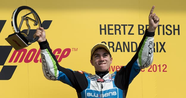 Maverick Vi&ntilde;ales celebra su victoria en Moto3 en el circuito brit&aacute;nico de Silverstone