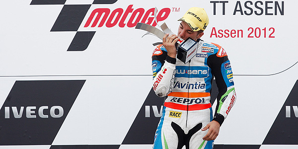 Maverick Vi&ntilde;ales en el podio holand&eacute;s de Assen.