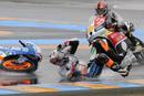 Maverick Vi&ntilde;ales se fue al suelo cuando lideraba la carrera de Moto3.