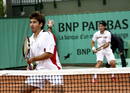 La pareja formada por los espa&ntilde;oles Marc Lopez y Pere Riba durante su partido ante el d&uacute;o franc&eacute;s Jonathan Eysseric y Benoit Paire.
