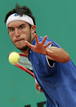 El tenista argentino Leonardo Mayer se prepara para golpear la bola en su partido ante el franc&eacute;s Julien Benneteau.