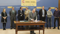 Ir al Video&nbsp;La mayor&iacute;a de los sindicatos e Iberia firman la propuesta del mediador, que pone fin a la huelga