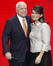 McCain ha arropado a Palin en su esperado discurso como candidata a la vicepresidencia de los EE.UU por el Partido Republicano. McCain ha arropado a Palin en su esperado discurso como candidata a la vicepresidencia de los EE.UU por el Partido Republicano.