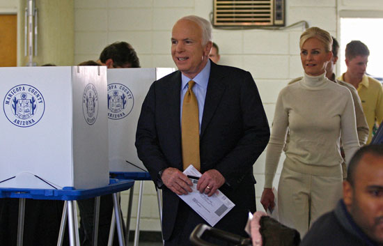 El candidato republicano a la presidencia de EE.UU., John McCain, vota en Arizona