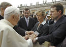 Los McCann, en la visita que hicieron al Vaticano, conversan con el Papa Benedicto XVI
