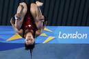 Meaghan Benfeito de Canad&aacute; realiza una inmersi&oacute;n durante la semifinal de trampol&iacute;n femenina de 10m en los Juegos Ol&iacute;mpicos de Londres 2012 en el Centro Acu&aacute;tico.