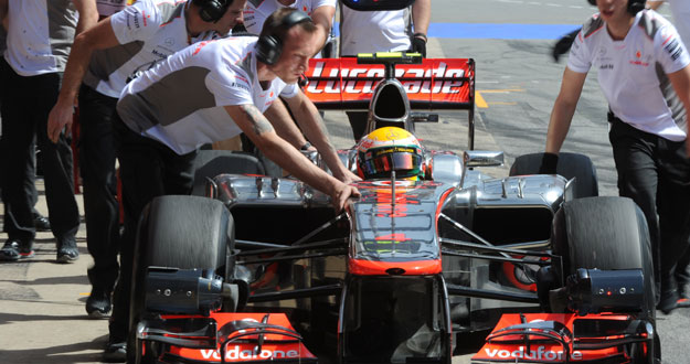 Los mec&aacute;nicos de McLaren empujan el coche de Hamilton.