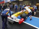 Los mec&aacute;nicos de Renault colocan el nuevo modelo en la pista del Algarve para que empiece a rodar.