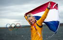 La regatista holandesa Marit Bouwmeester sonr&iacute;e despu&eacute;s de ganar la medalla de plata en la Medal Race de l&aacute;ser radial femenino disputado en Weymouth.