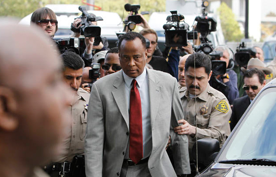 El m&eacute;dico de Jackson en libertad bajo fianza acusado de homicidio involuntario