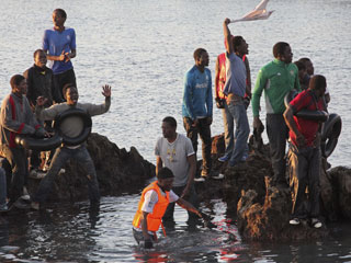 Ver v&iacute;deo  'Medio centenar de inmigrantes subsaharianos llegan a Ceuta a nado'