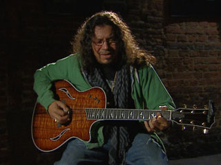 Ver v&iacute;deo  ''Medio hombre, medio guitarra', lo nuevo de Raimundo Amador'