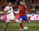 El mediocampista espa&ntilde;ol Andr&eacute;s Iniesta pelea el bal&oacute;n con Sivok de la Rep&uacute;blica Checa en Granada.