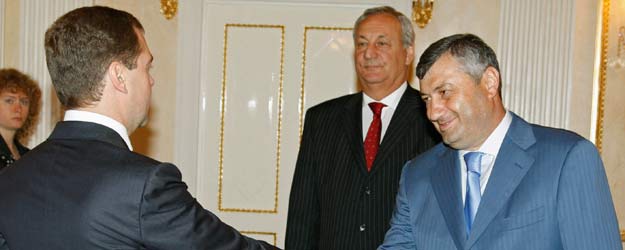 El presidente ruso, Dimitri Medvedev recibe a los presidentes de Abjasia, Sergei Bagapsh (en primer plano), y Osetia del Sur, Eduard Kokoity (al fondo), en Mosc&uacute; el 14 de agosto de 2008.