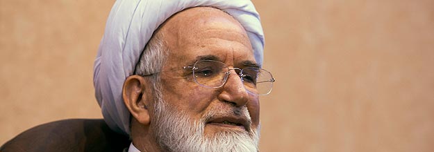 Karroubi se presenta bajo la bandera del "cambio" y promete una política aperturista. Karroubi se presenta bajo la bandera del "cambio" y promete una política aperturista.