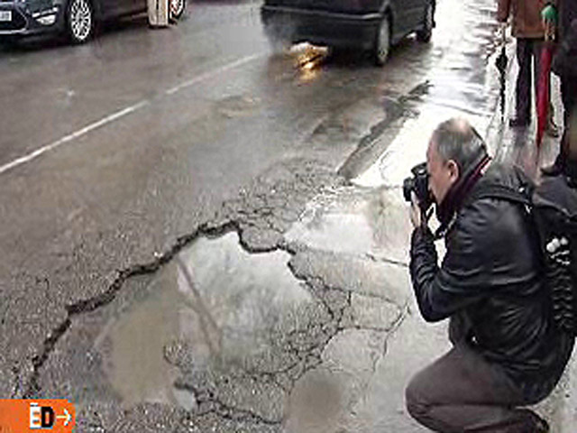 Espa&ntilde;a Directo - Y el mejor bache del barrio es...